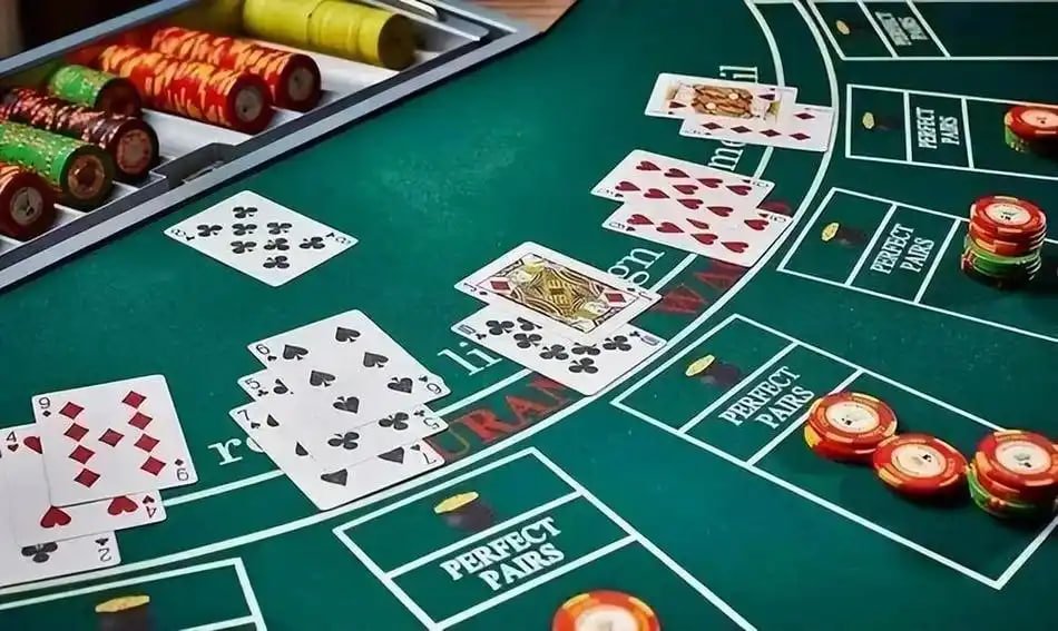 Pengguna Indonesia memeriksa dompet digital